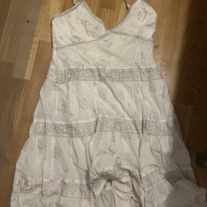 sommar klänning  - En super fin sommar klänning från indiska. Har används 2 gånger. Men då den är lite för liten i bysten så säljer jag den. 
