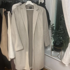 Zara kappa - superfin kappa från zara i Strl S som inte säljs längre!💞💞 Säljer denna pga att jag fick en ny. 🫶🏼