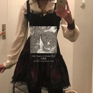Phaze Clothing Corset Dress - Går typ inte att hitta denna nånstans, en fin stål-korsett klänning från märket Phaze Clothing i siden, spets och bomull, dragkedja framtill, har vackra körsbärsblommor i rosa på sidentygt 💗🖤 tyvärr för liten för mig nu