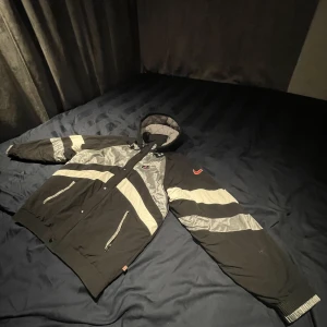 Supreme X Nike jacka - Riktigt sjysst supreme,nike jacka som passar till alla årstider. Super kvalité på jackan och den är i sublimt skick.
