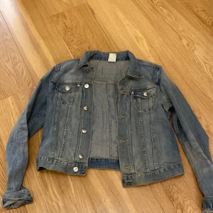 Jeansjacka  - En fin och stilren jeansjacka i storlek 170/92A 