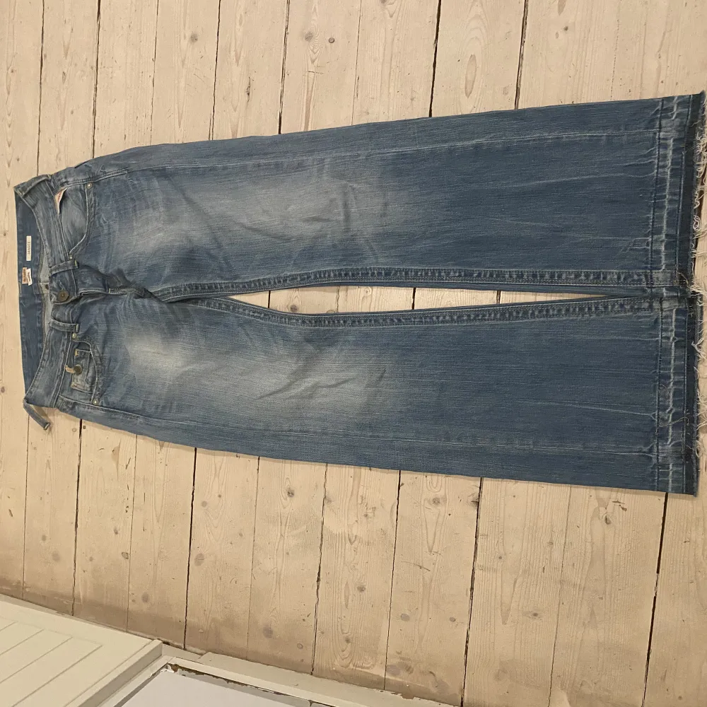 Snygga replay jeans köpta secondhand säljer då de blivit för små🥰obs ena skärpöglan är sönder, går lätt att sy ihop men har inte haft orken🐙skriv om du har frågor   . Jeans & Byxor.