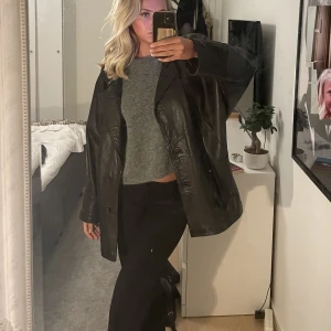 Läderjacka - Superfin läderjacka som inte kommer till användning längre. Den är i äkta läder gjord i Italien om jag inte minns fel. Bra skick förutom att det saknas en knapp men inget man lägger märke till💕💕💕jag brukar vanligtvis ha stl S för referens