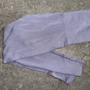 Gymshark  - Tror inte de finns kvar på hemsidan. Sköna tights med logga på benet, lite blå/lila/grå i färgen 