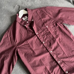 nn07 skjorta - skjorta från nn07, nästintill aldrig använd, ser ut precis som från butiken. köptes ny för 1349kr