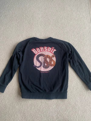 Scotch & Soda collegetröja - Väldigt cool tröja från Scotch & Soda. Svart med coolt tryck på ryggen. Stl 16 år. Skulle säga att den är ganska liten i stl, motsvarande en xs. Väldigt fint skick i övrigt! Pris, 400kr elller förslag. Först till kvarn! 