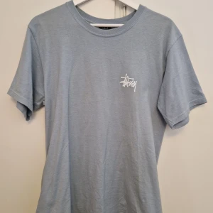 Stussy T-shirt Ljusblå - Väldigt eftersökt modell! Använd några gånger och sitter som en medium/oversized medium
