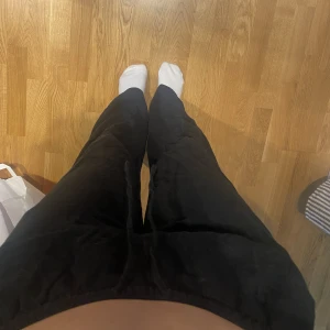 Svarta linnebyxor  - Säljer mina svarta linnebyxor för dom har blivit för små. Kommer från hm och använda några gånger men inga defekter💗 nypris 300kr 