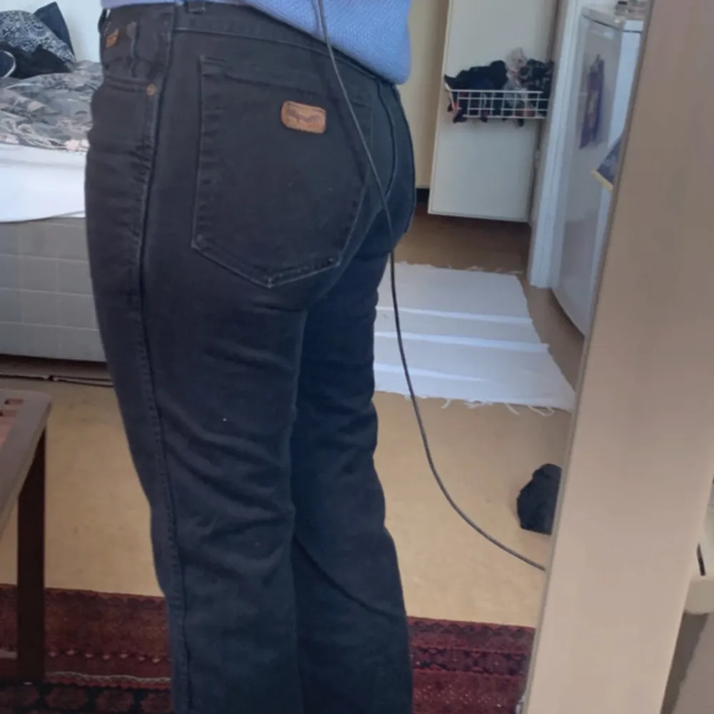 Svarta wrangler jeans i gott skick. Midrise och straight leg. Det enda är att de har ett litet hål i en söm som är lätt att laga! . Jeans & Byxor.