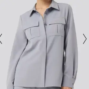 Ljus blå/grå skjorta från Nakd, säljes då den är för stor. Nypris 379kr🤍