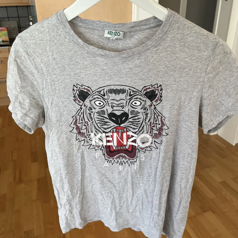 Säljer denna äkta kenzo tröja. I fint skick och knappt använd. Storlek S.. T-shirts.