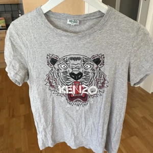 Kenzo tröja - Säljer denna äkta kenzo tröja. I fint skick och knappt använd. Storlek S.