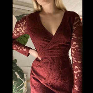 Klänning  - Vinröd kort klänning från Hollister, säljer då den blivit för liten för mig. Använd ett fåtal gånger 