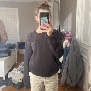Champion sweatshirt  - Skriv om ni har frågor eller är intresserad! Är en fläck men syns inte ifall man viker in den som ja har på bilden.