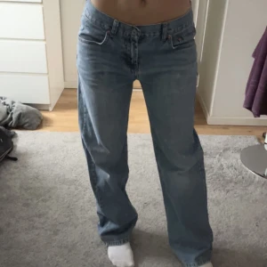 Levi’s low waist jeans - Såååå snygga low waist Levi’s jeans i 550 herrmodell!! Säljer endast för att de är för stora i midjan för mig💞 Skriv för mått! Jag är 160 och dom är lite långa på mig. Aldrig använda. Köp direkt för 450!