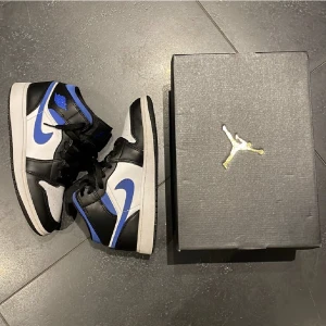 Jordan 1  -  hej nu säljer jag mina Jordan one blue i storleken 38 passar 39, skona är i riktigt bra skick och använda ett fåtal gånger (9/10) sälja skorna för 1200 kr, kom dm för fler funderingar