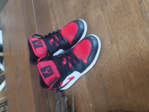Jordan 1 fire red - Jordan 1 fire red. Det är inga crese. Storlek 40. Säljer på grund av för små. Kan sänka priset
