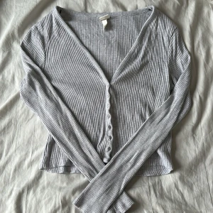 Kofta - Kommer inte till användning längre. Hyfsat lite i storleken!