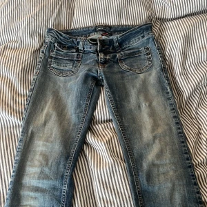 Lågmidjade only jeans - Jätte fina lågmidjade jeans från Only! Inga skador eller fläckar på byxorna💞Passar xxs/xs