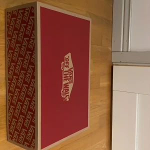 Helt oanvända skor, vans, min pappa köpte dom utan att jag visste och jag behövde dem inte, pris kan diskuteras  - Väldigt fina vans skor, helt nya aldrig använda som ni kan se, perfekta nu, blå, svart, vit, har boxen kvar