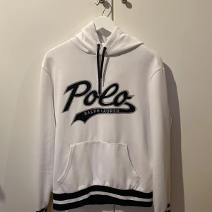 Polo ralgh lauren hoddie Stl S - Ralph Lauren hoddie i stl S men sitter som M. Tröjan är i nyskick och har inga skavanker eller liknande. Nypris: 1899kr