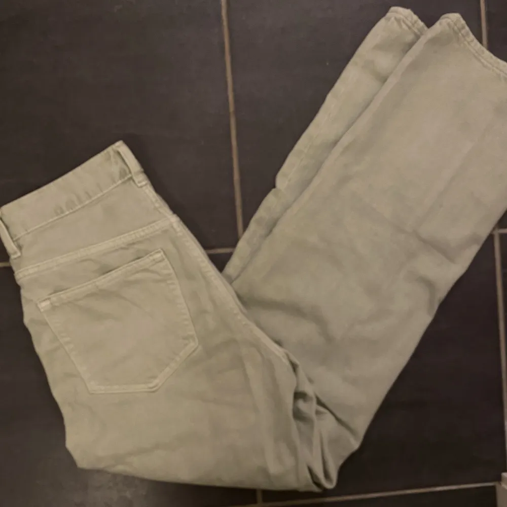 Dessa jeans från stay i ljust mintgröna från förra vårens släpp, supersköna men används ej 🫶🏻är mer gröna i verkligheten! Nypris 600kr nu 250kr+frakt . Jeans & Byxor.