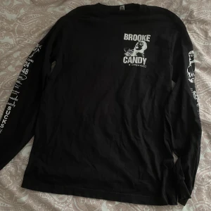 rare brooke candy sweatshirt - denna tröja med brooke candy är från en limited edition kollektion som hon hade med lockwood51. använt den ofta genom åren, så trycker är ganska slitet, men det ger det en mer ”vintage look”! står att den är S men funkar lätt för någon med storlek M