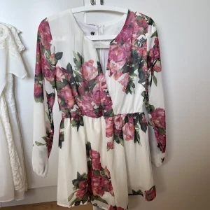 Byxdress - Blommig byxdress från Dennis Maglic, storlek S. 