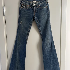 True Religion jeans Joeyflare - True Religion flare jeans i modellen Joey. Varsamt använda. Inga defekter. Lowwaist.