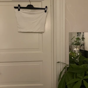 Bandeau topp🤍 - Vit bandeau topp från Bikbok, storlek L. Använd en gång. Kan mötas i Göteborg eller skicka, köparen står för frakt.