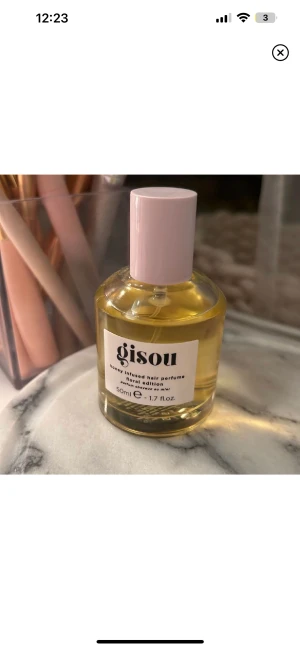 Gisou parfym - Nästintill oanvänd parfym vara sprayat 5 gånger. Passar tyvärr inte mig men säkert någon annan❣️ kostar 459 på sephora så du får den billigare här🫶🏼 350 + frakt