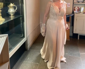 Klänning säljes - Säljer denna fina klänning som är använt under ett bröllop. Priset kan diskuteras vid snabb affär.