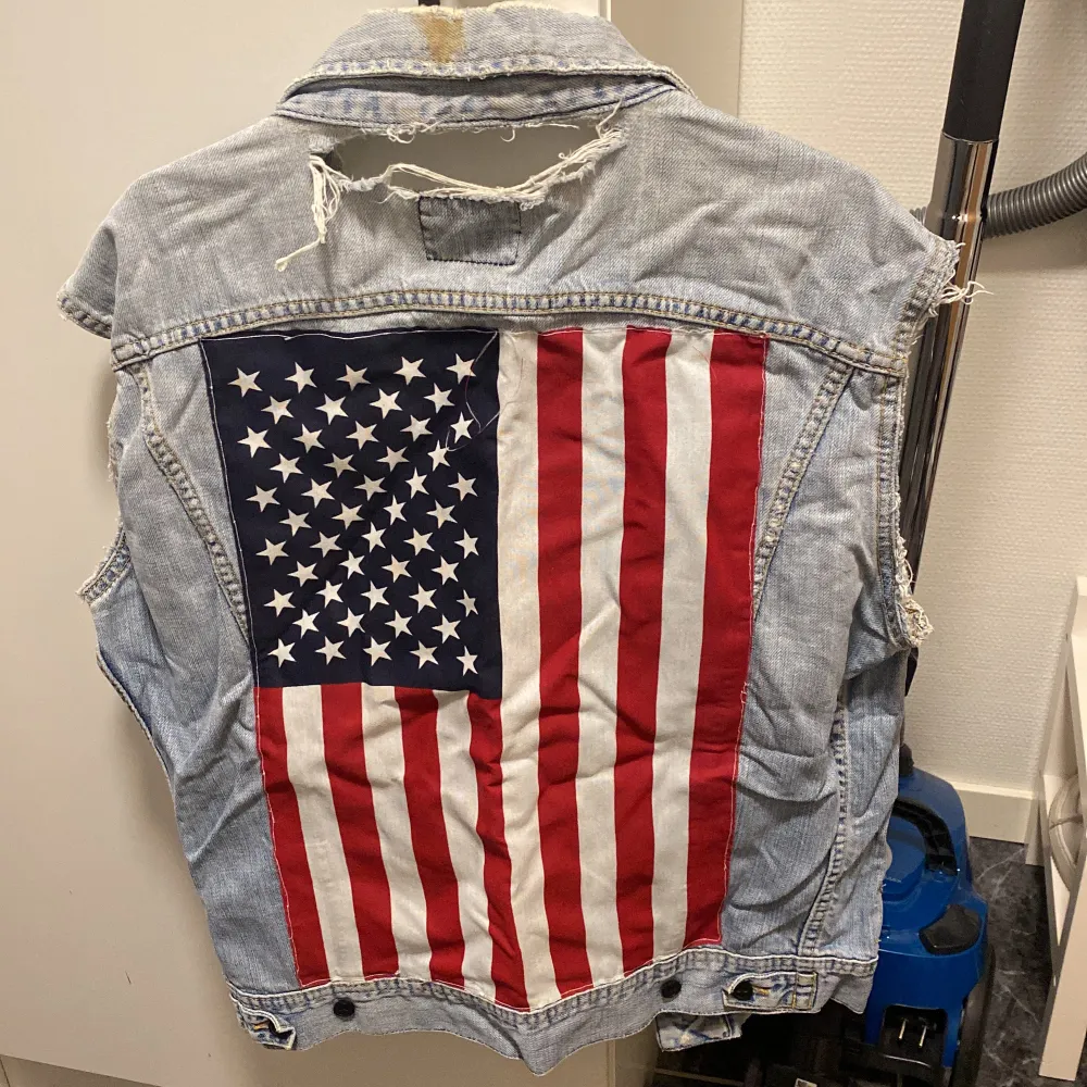 Till de som tycker om USA. Väldigt unikt väst. Man kan ta bort flaggan om man vill då den är handsydd. Size M . Jackor.