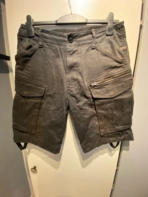 G star cargo shorts - Cargo shorts från g star, skick 6/10 storlek 31
