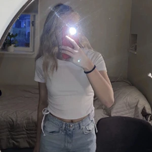 Söt vit topp - En vit söt topp med knyte på sidan😊