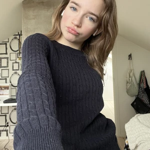 Mörkblå stickad tröja - En jätte skön kabelstickad tröja som passar perfekt för våren! Knappt använd och inga fläckar! 