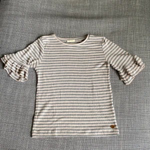 Topp - Fin topp från Kappahl. Fint skick, nopprig på visa ställen, men inget som syns. 