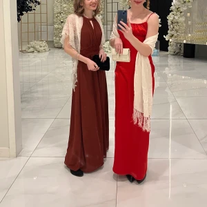 Röd balklänning  - Röd långklänning i satin med öppen rygg. Använd endast en gång, perfekt till balen! ❤️