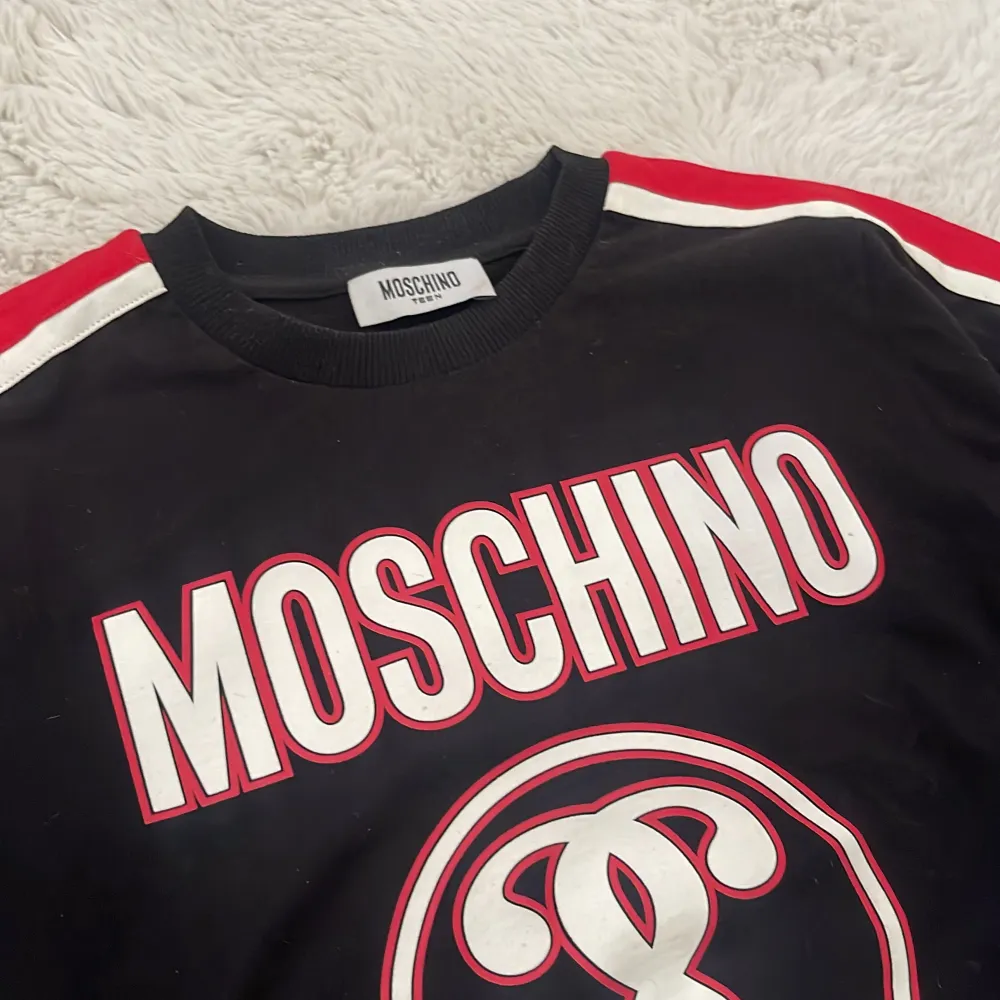 Moschino T-shirt (teen) storlek 140 (10 år), passar även Xs för vuxna❤️ Köpt i Rom 2018.. T-shirts.