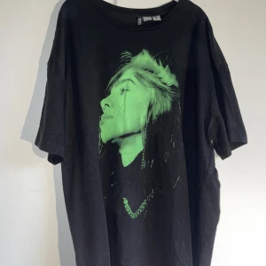Oversized Billie Eilish T-shirt - 100% bomull. Oversized. Fint skick! Hör av dig om du undrar något!