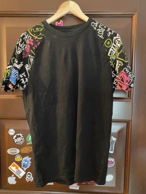 Bershka T-Shirt - T-Shirt från Bershka med tryck på ärmarna