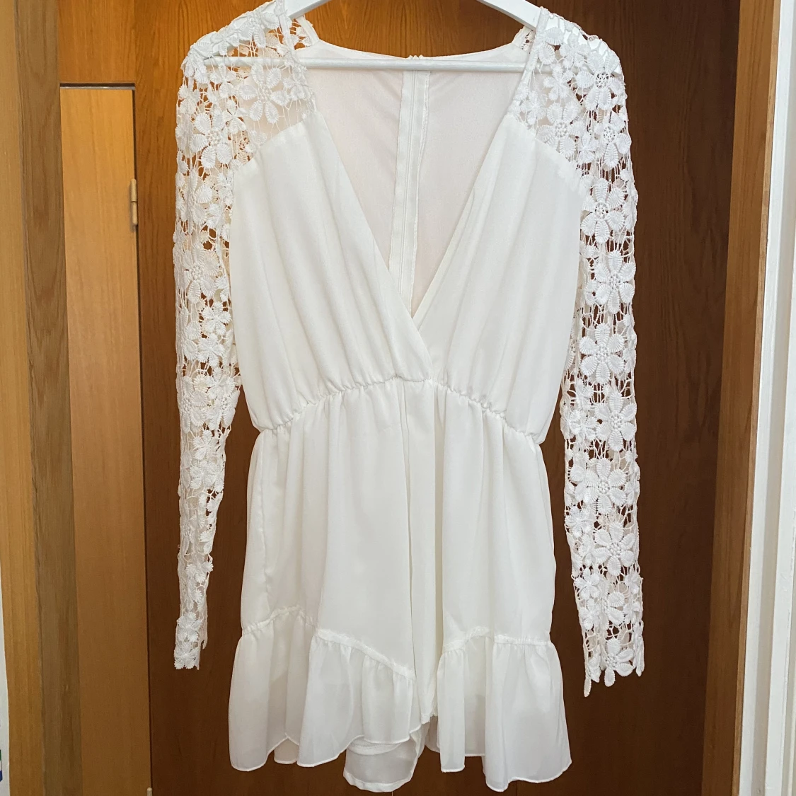 Vit jumpsuit med V-ringning