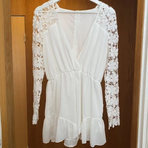 Vit jumpsuit med V-ringning - Jättesöt kort jumpsuit🤍 Är endast använd en gång men är för liten för mig. Står ingen storlek men skulle säga att det är storlek xs/s. Passar perfekt för skolavslutningen eller studenten. 
