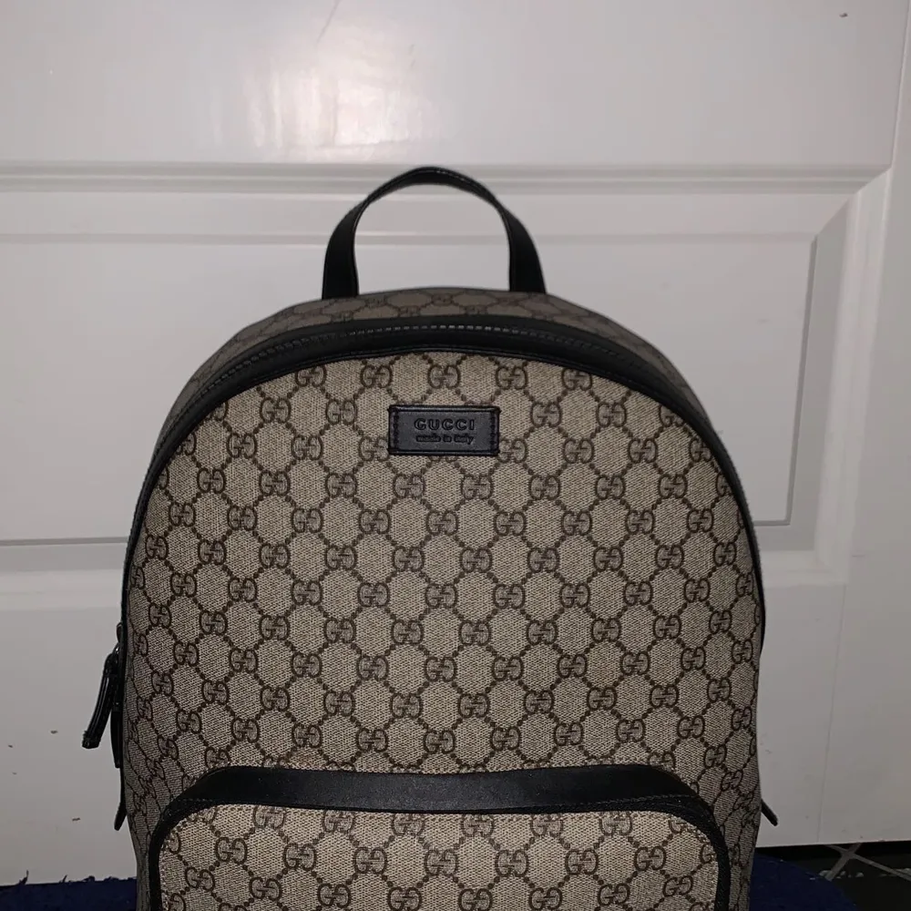 Hej säljer nu min Gucci  GG Supreme ryggsäck använd max 4 ggr, köpte den för 16 tusen från farfech. Helt ny inga skador eller liknade . Väskor.