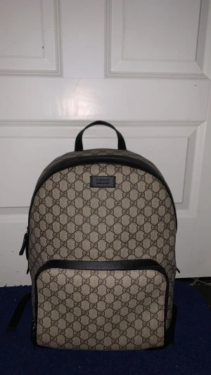 Gucci väska  - Hej säljer nu min Gucci  GG Supreme ryggsäck använd max 4 ggr, köpte den för 16 tusen från farfech. Helt ny inga skador eller liknade 