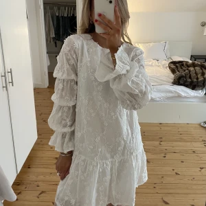 Klänning  - Superfin vit klänning från Nakd, perfekt till studenten! Aldrig använd!! 🤍 köparen står för frakt! 📦