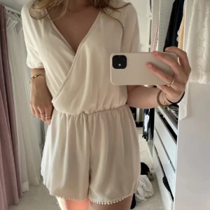 Student - Superfin byxdress som tyvärr inte kommer till användning😩Använd en gång så ser helt ut som ny😊perfekt till student osv🤍