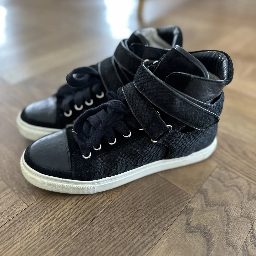 Höga sneakers från Maje. Väldigt bra skick. Säljer pga för små. . Skor.