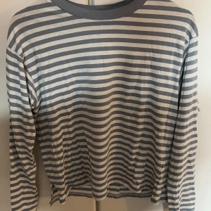 Randig tröja  - Blå vit randig tröja från Monki i storlek xs (sitter som m/s). Super skönt material.