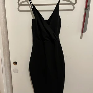 Klänning från Nelly - Jättefin svart klänning från Nelly, bra skick🫶🏻